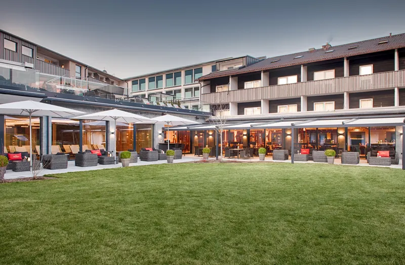 Garten und Terrasse eines Boutique-Resorts in der Abenddämmerung